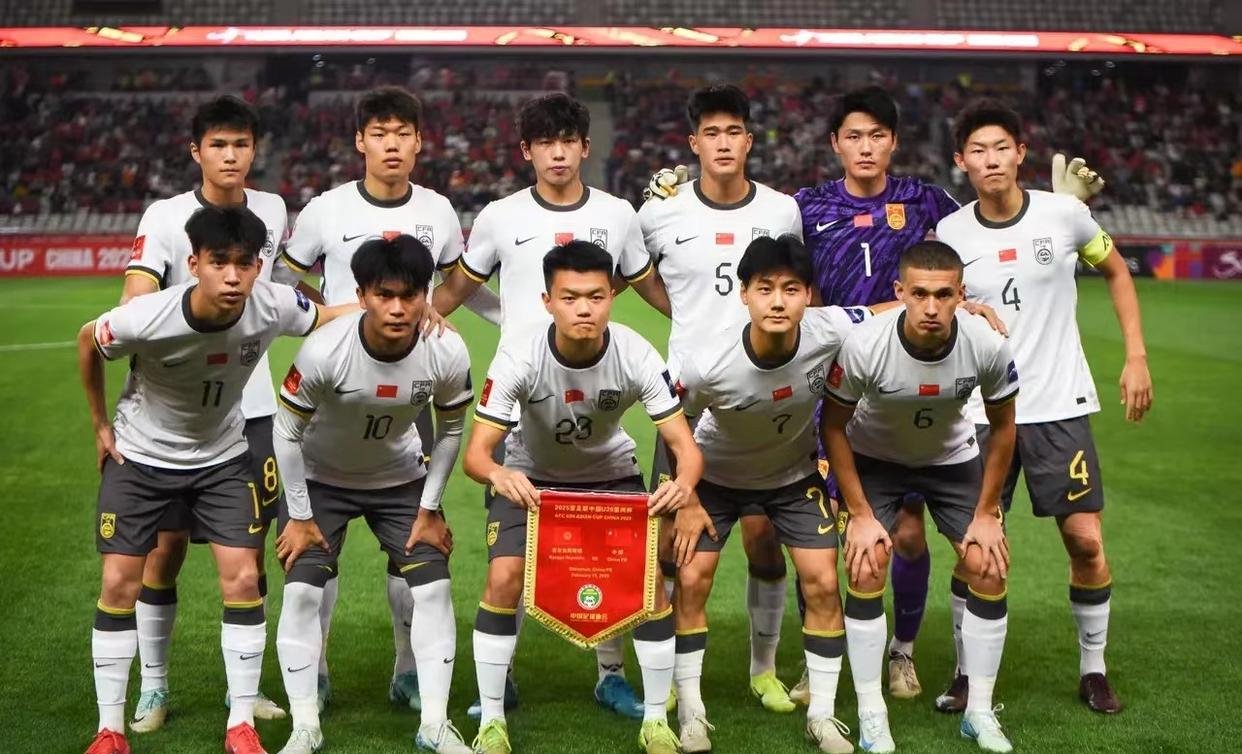 包含新一期国足集训全家福出炉，久尔杰维奇C位出镜的词条